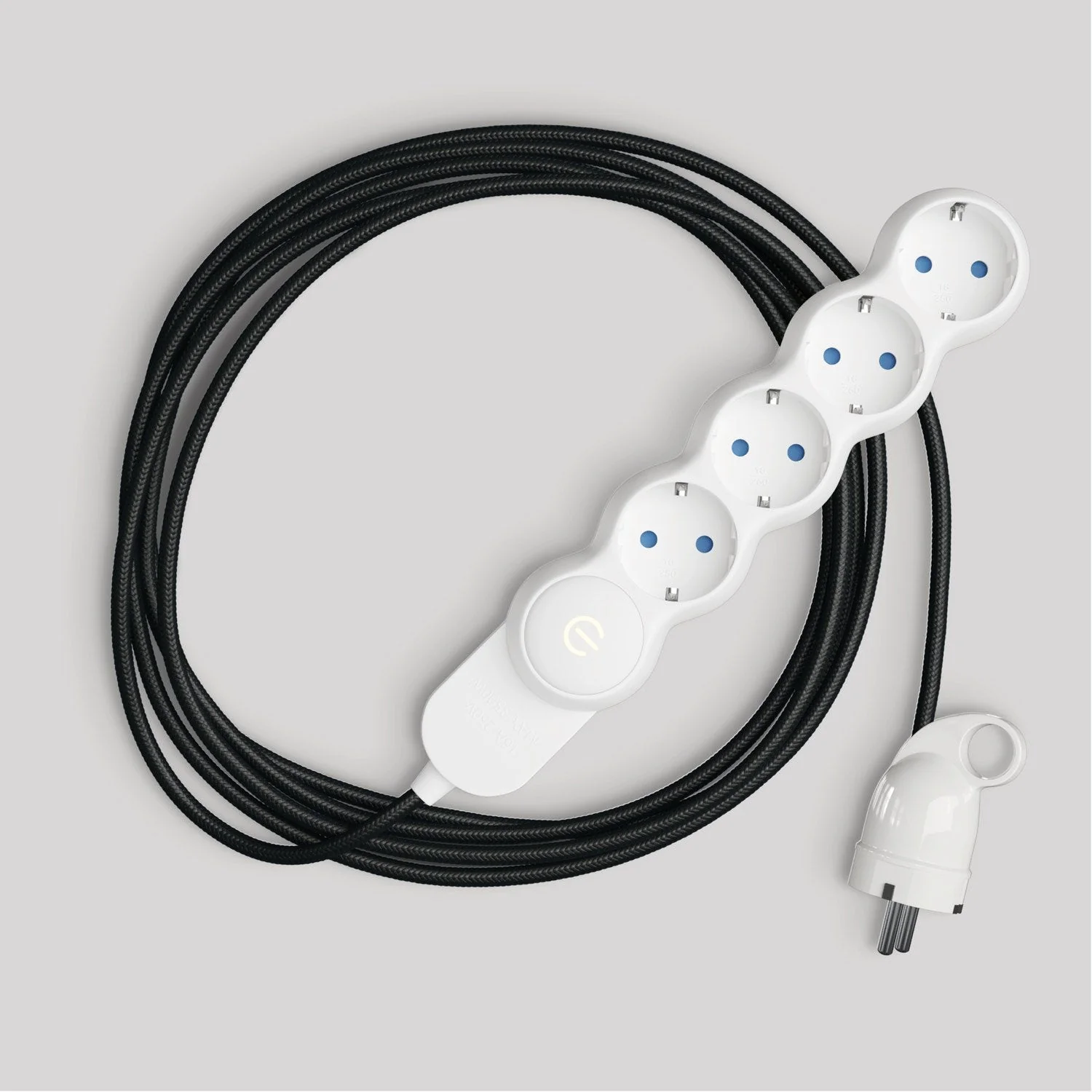 Deutsche Mehrfachsteckdose mit glänzend schwarzem Stoffkabel und Schuko-Stecker mit Komfort-Ring.