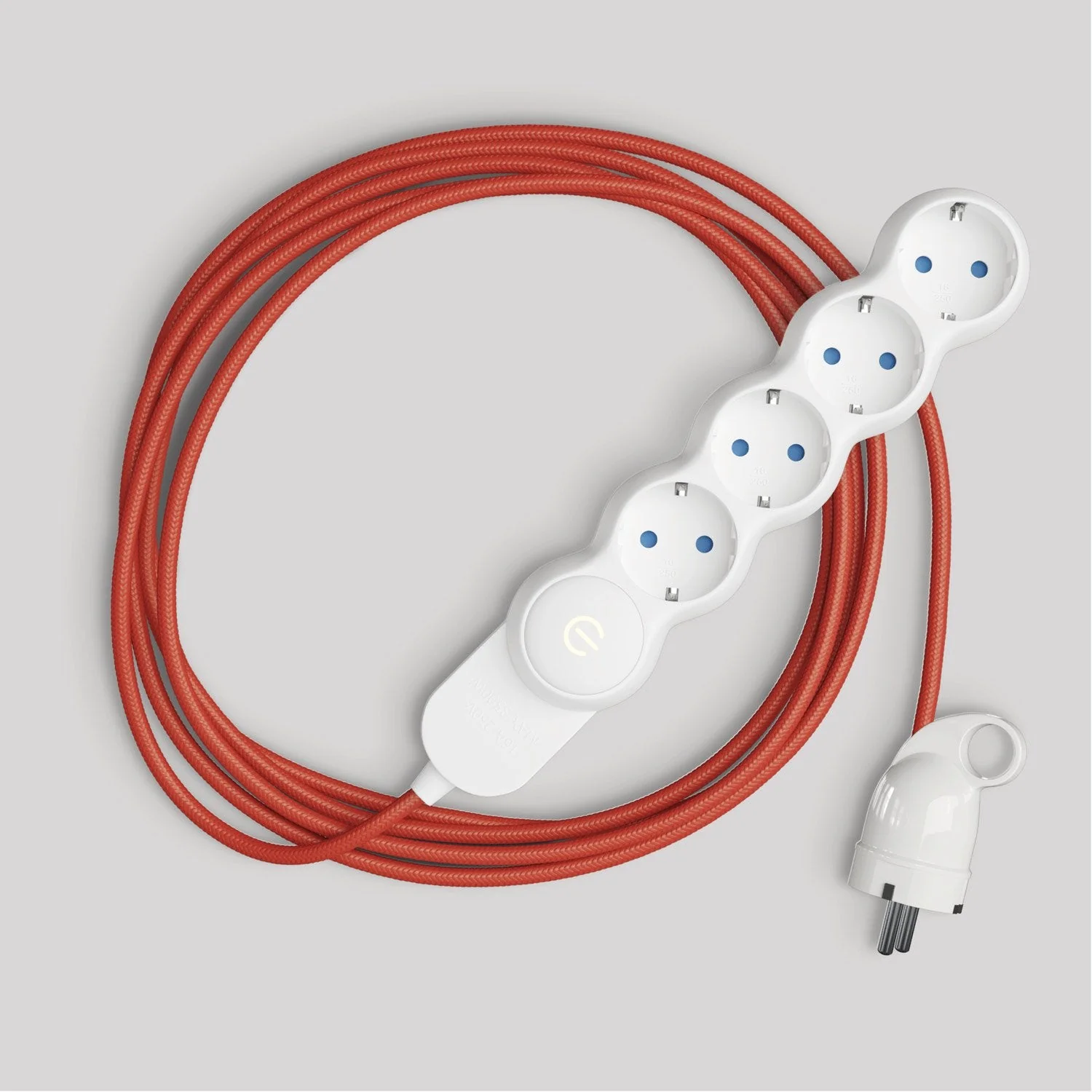 Deutsche Mehrfachsteckdose mit glänzend rotem Stoffkabel und Schuko-Stecker mit Komfort-Ring