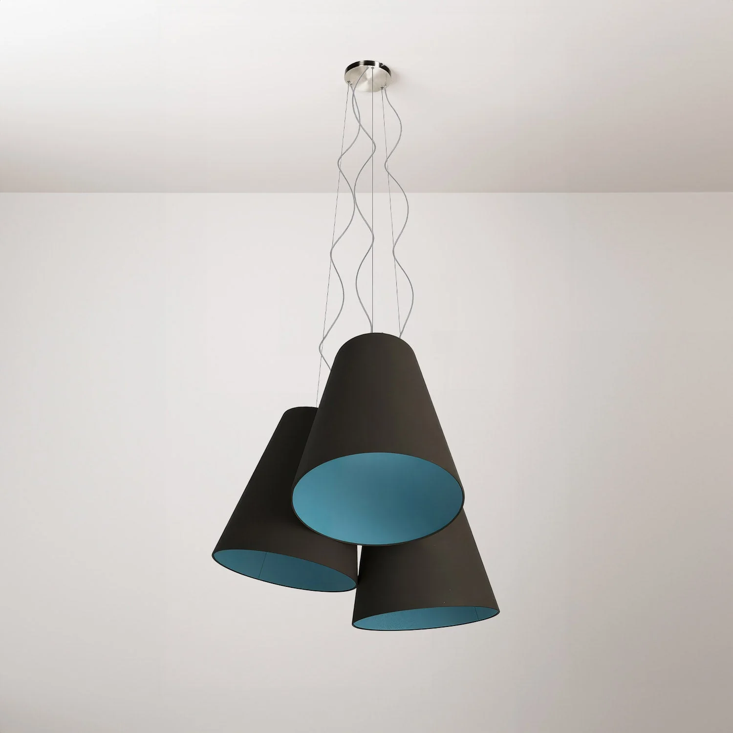 Trittico Kronleuchter mit doppelfarbigen Kegelschirmen in Asche und Himmelblau – Made in Italy