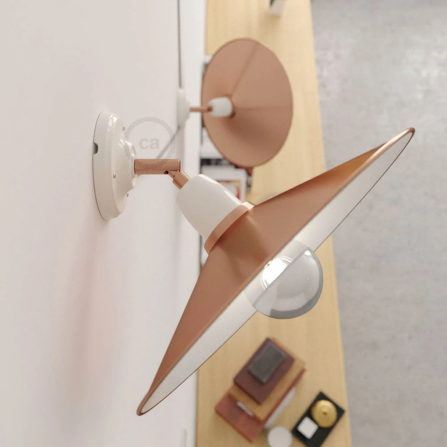 Fermaluce 90° mit Swing-Schirm, verstellbare Wand- oder Deckenleuchte aus Porzellan – Kupfer - Image 2
