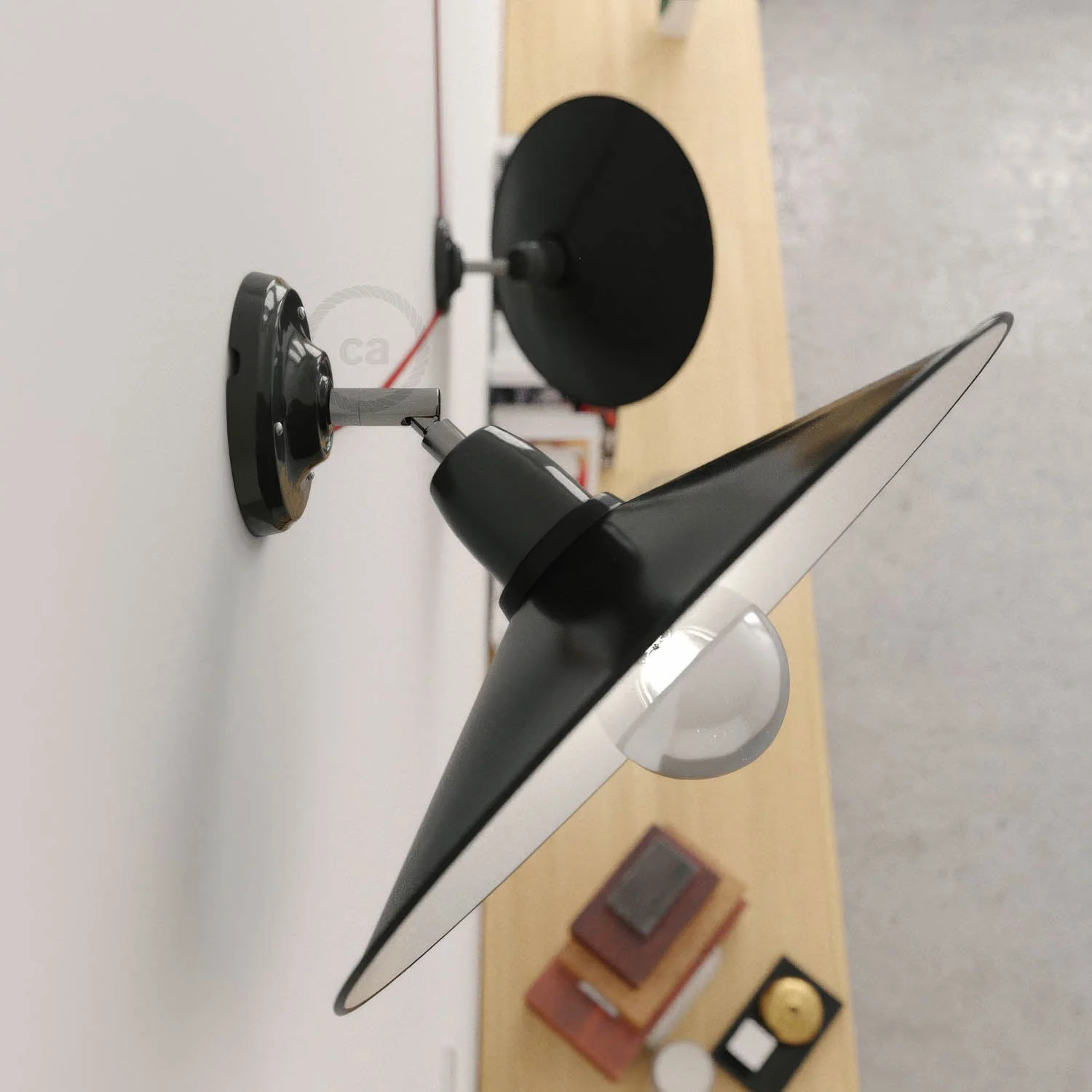 Fermaluce 90° mit Swing-Schirm, schwenkbare Wand- oder Deckenleuchte aus Porzellan – Schwarz - Image 2