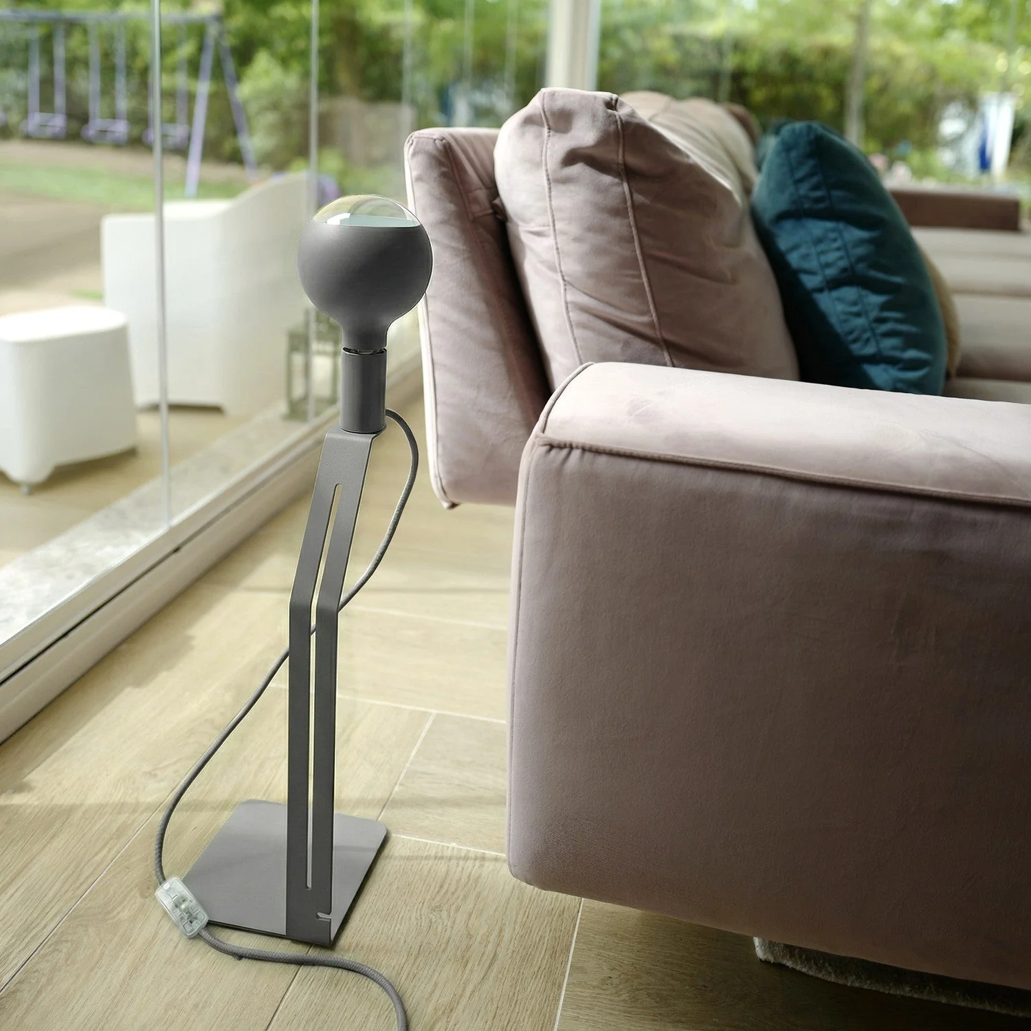 Koso Lucia – Tischlampe mit UK-Stecker – Grau - Image 3