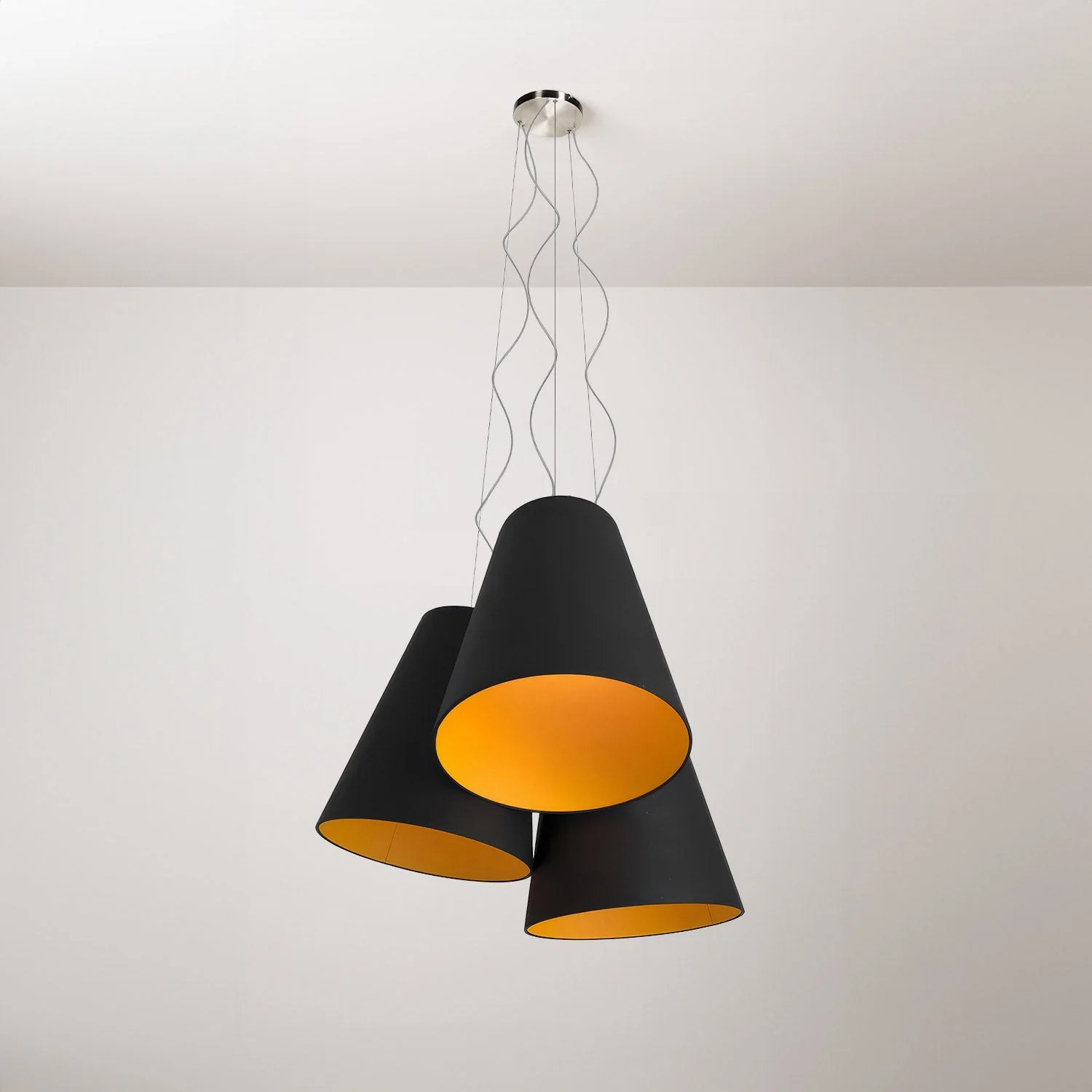 Trittico-Deckenlampe mit kegelförmigen Lampenschirmen in Anthrazit und Mandarine – Made in Italy