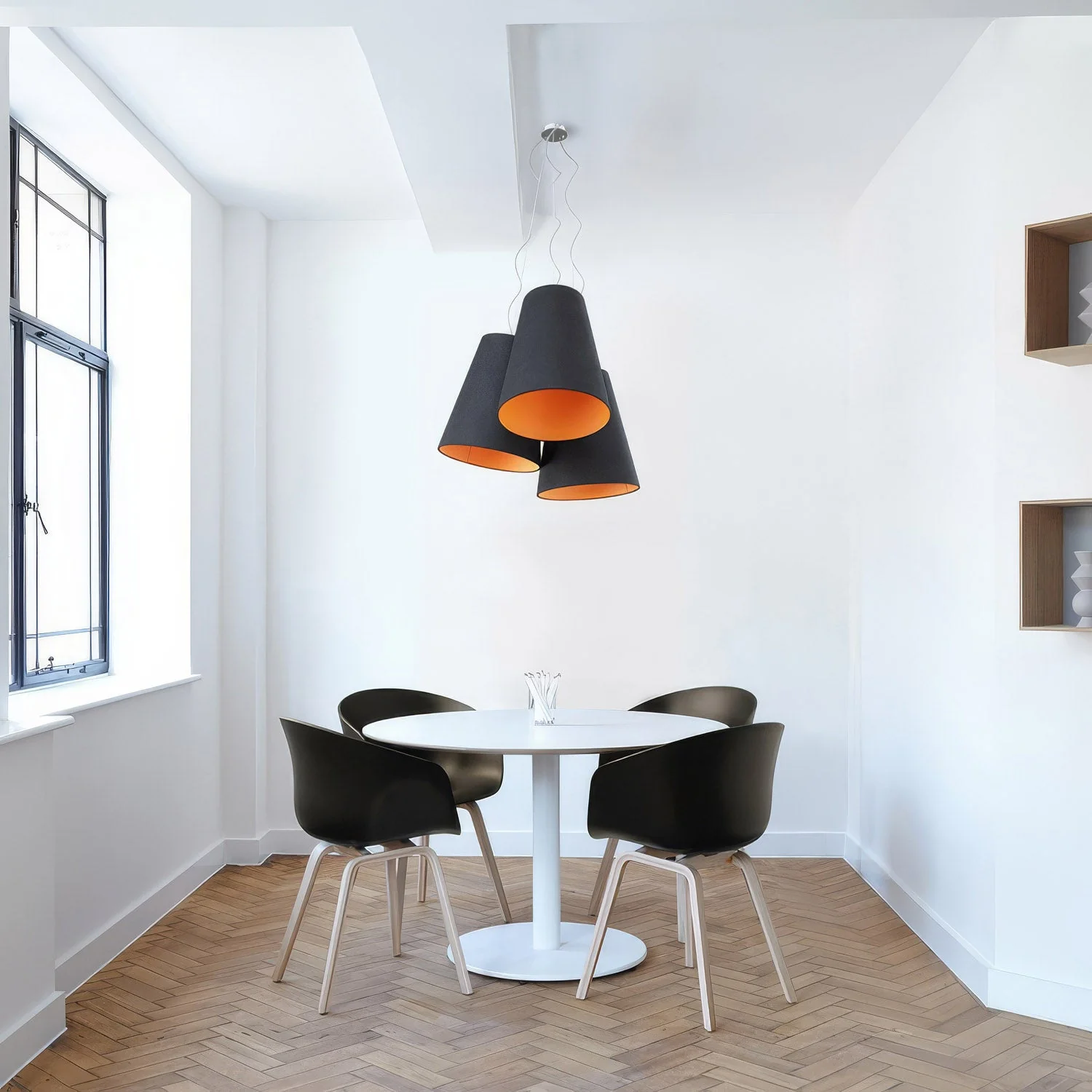 Trittico-Deckenlampe mit kegelförmigen Lampenschirmen in Anthrazit und Mandarine – Made in Italy - Image 2