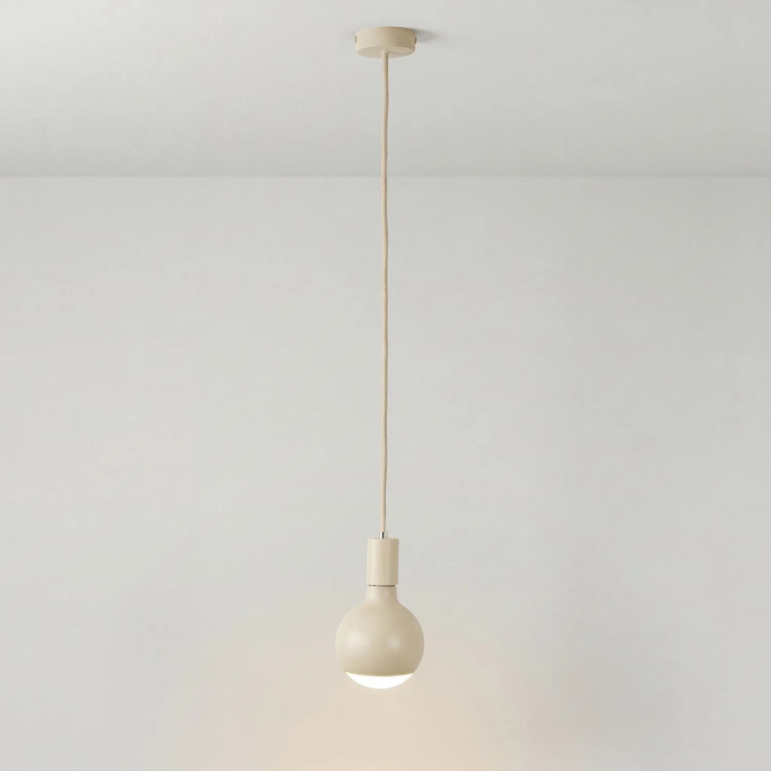 Pendelleuchte Filotto Metallico mit Glühbirne Lucia – Creme