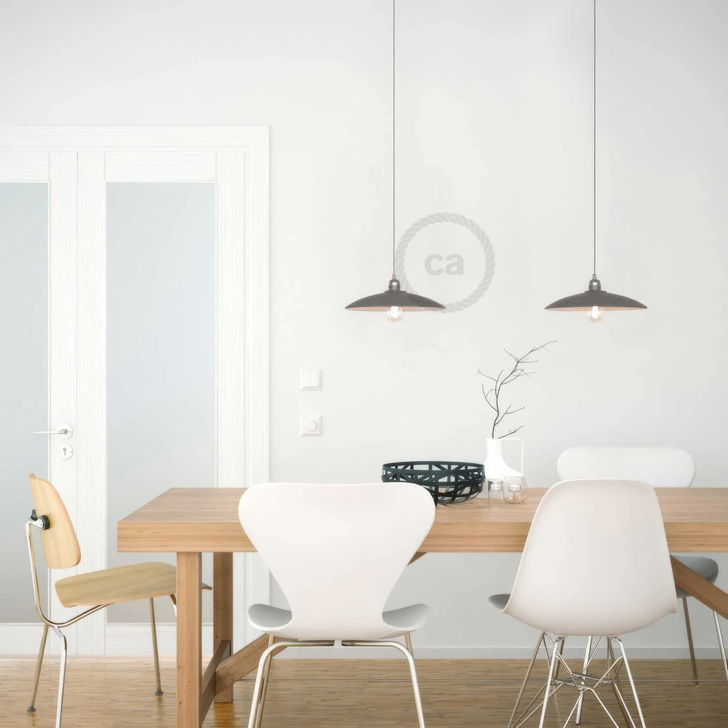 Pendelleuchte mit Textilkabel, flachem Keramikschirm und Metallakzenten – Beton-Optik - Image 2