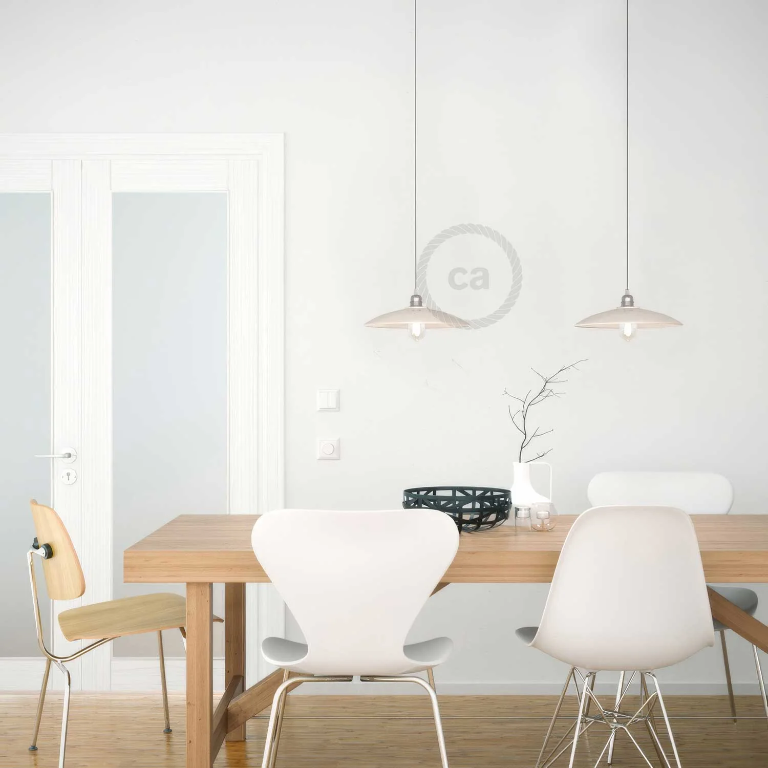 Pendelleuchte komplett mit Textilkabel, flachem Keramikschirm und Metalldetails – Glanzweiß - Image 2
