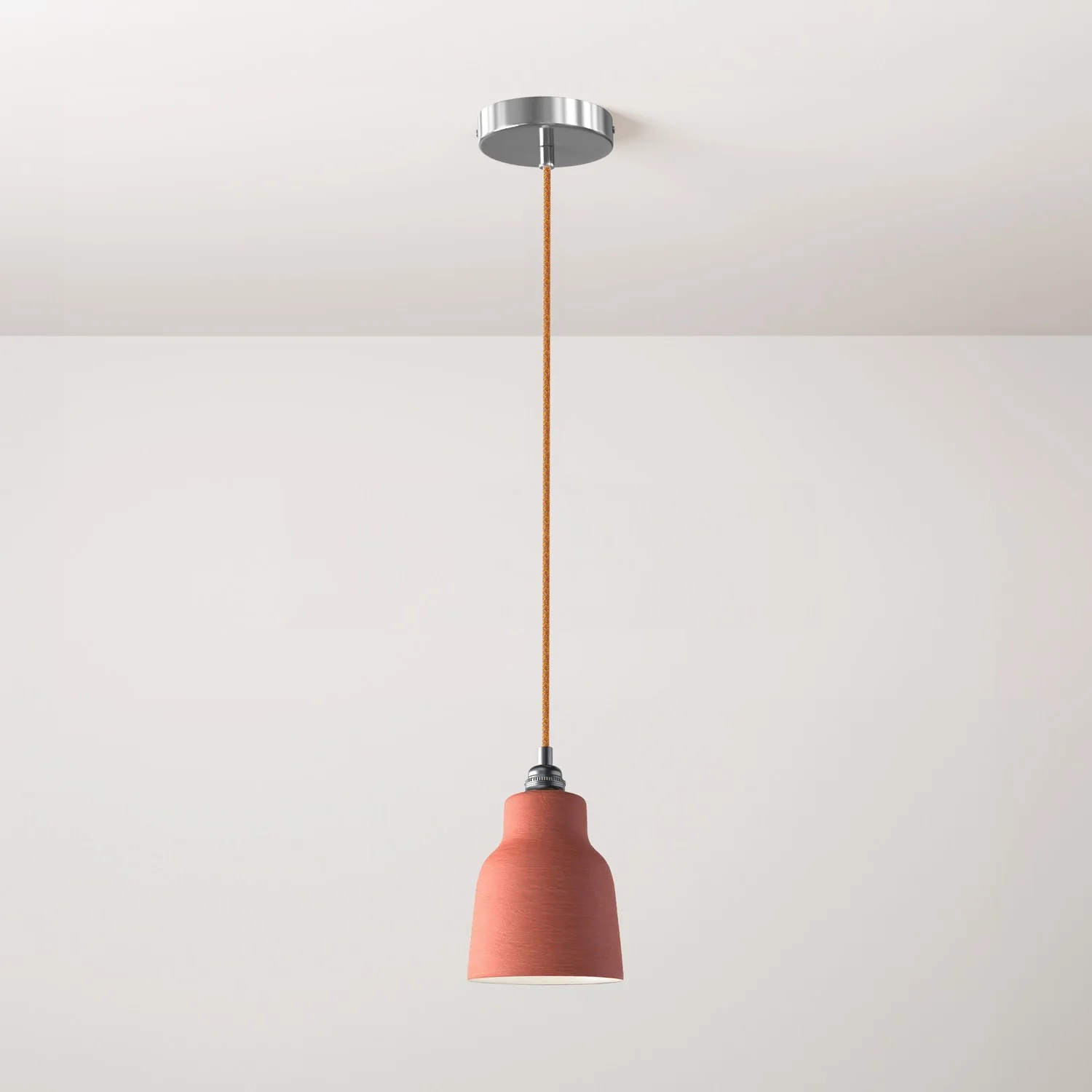 Pendelleuchte mit Textilkabel, Vaso-Keramikschirm und Metallelementen – Gestreiftes Korallenrot