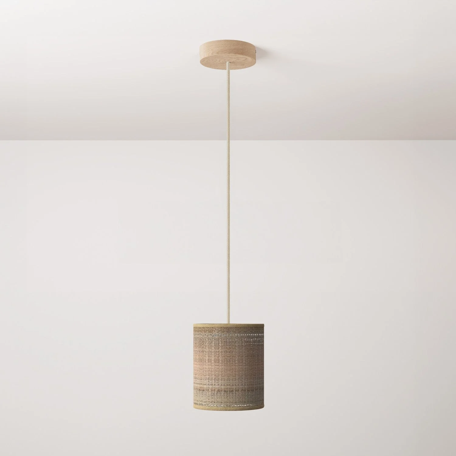 Pendelleuchte mit Textilkabel, Zylinderschirm aus Raffiabast und Metalldetails – Natur Raffia