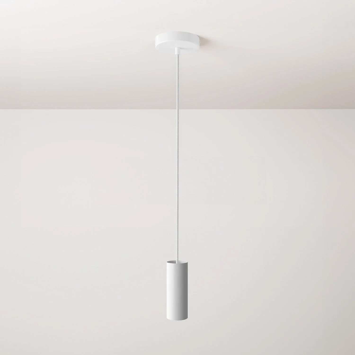 Pendelleuchte mit Textilkabel, Tub-E12 Lampenschirm und Metalldetails – Weiß