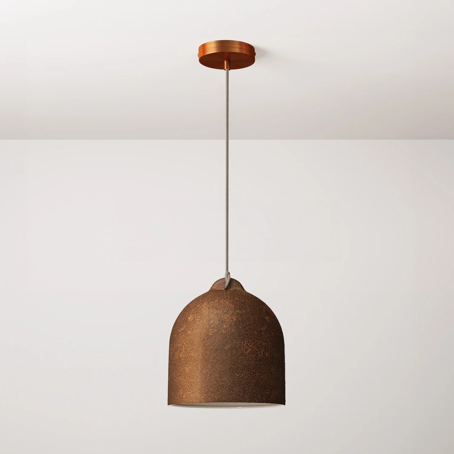 Pendelleuchte mit Textilkabel und Glockenschirm Bell M aus Keramik - Corten-Effekt