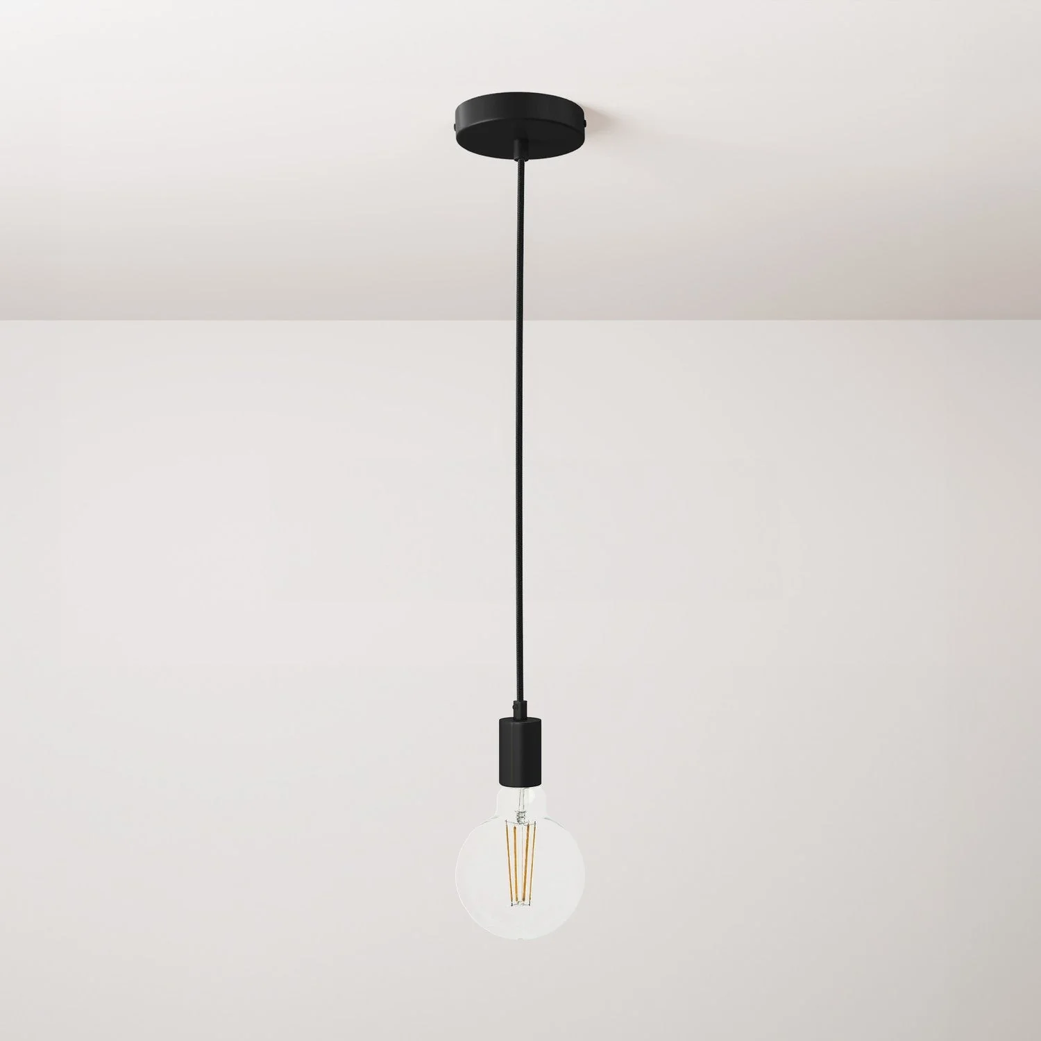 Pendelleuchte mit Textilkabel und monochromen Metalldetails - Schwarz