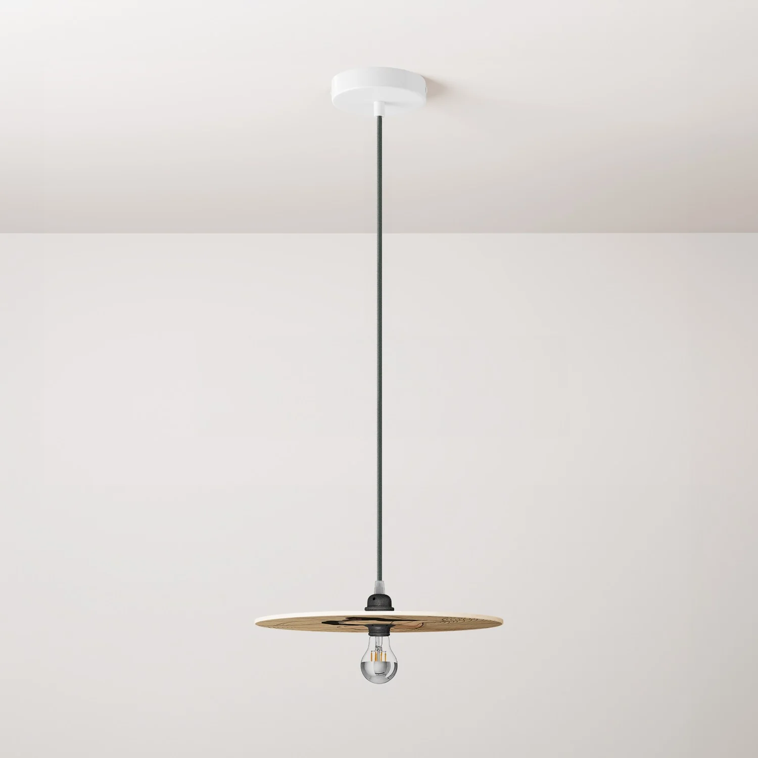Pendelleuchte komplett mit Textilkabel, doppelseitigem UFO-Holzschirm und Metall-Details – Carolina Zuniga