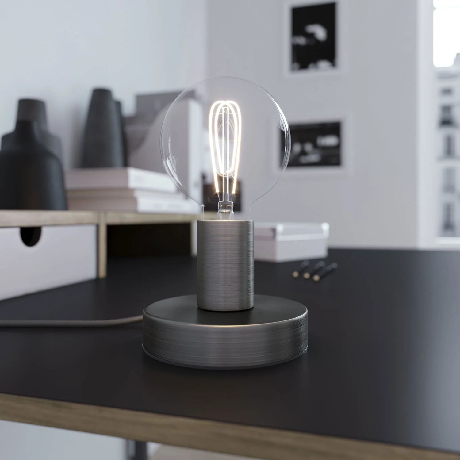 Posaluce – Tischleuchte aus Metall mit UK-Stecker – Satiniertes Titan - Image 2