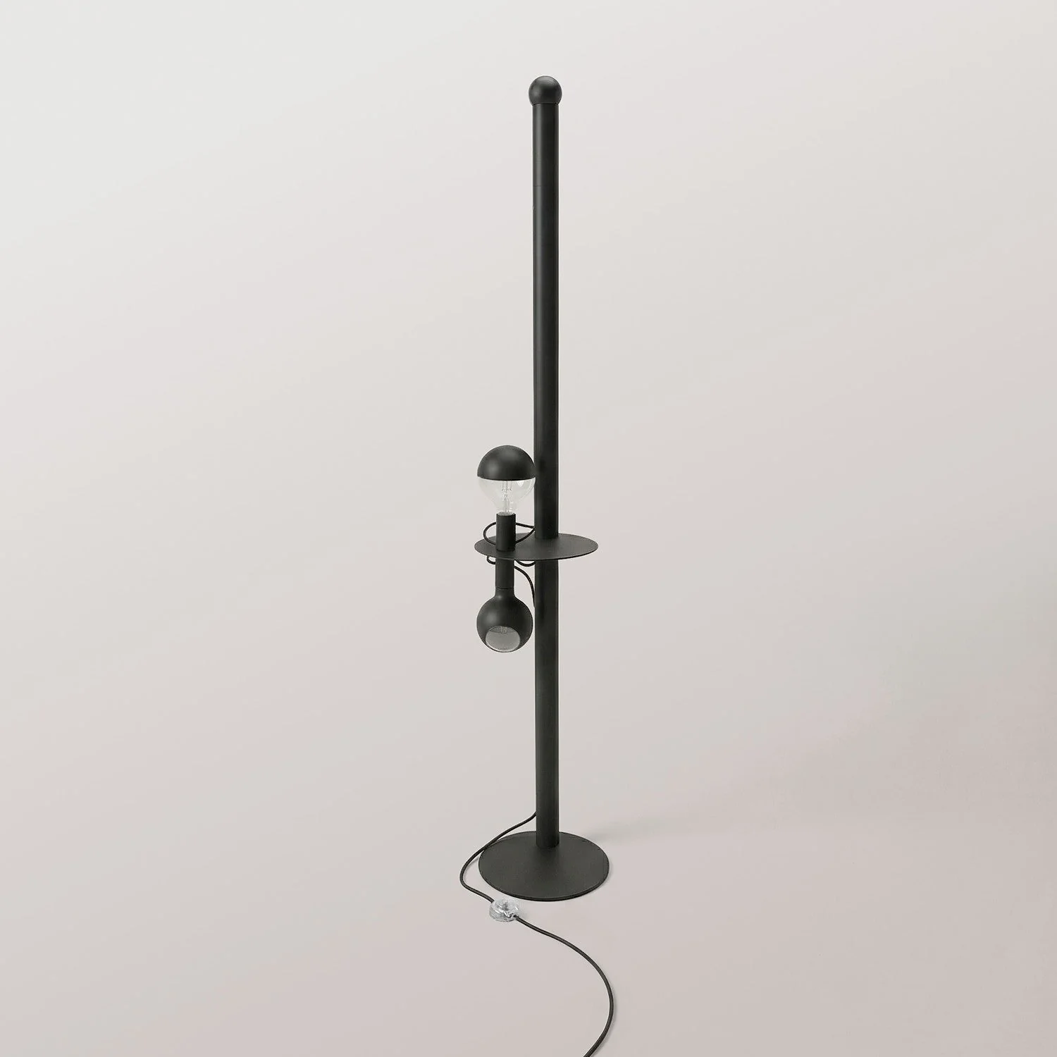 Rocco XXL - Stehleuchte mit UK-Stecker und Glühbirnen Maria und Camo - Schwarz - Image 6
