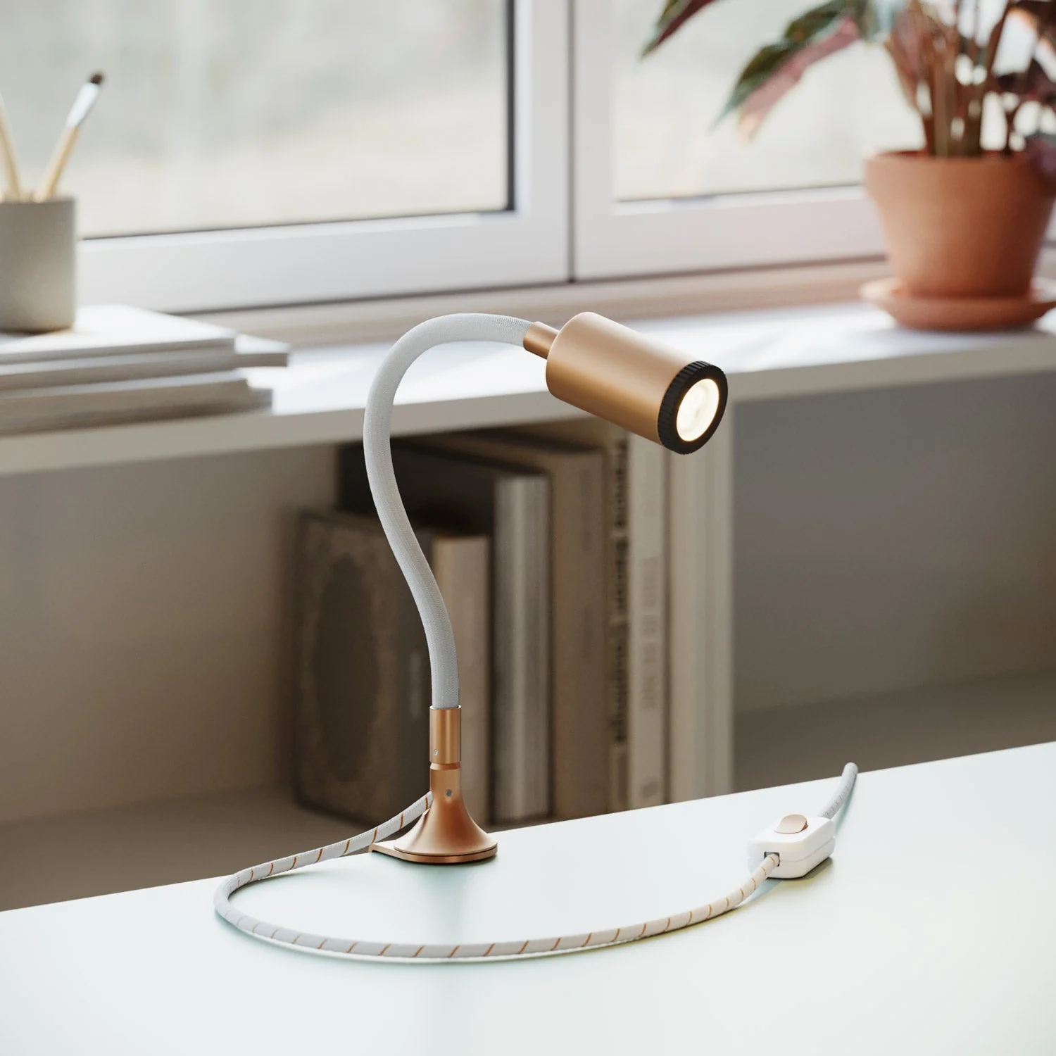 MAG-Y Spot mit Gelenk und UK-Stecker – Satiniertes Kupfer - Image 2