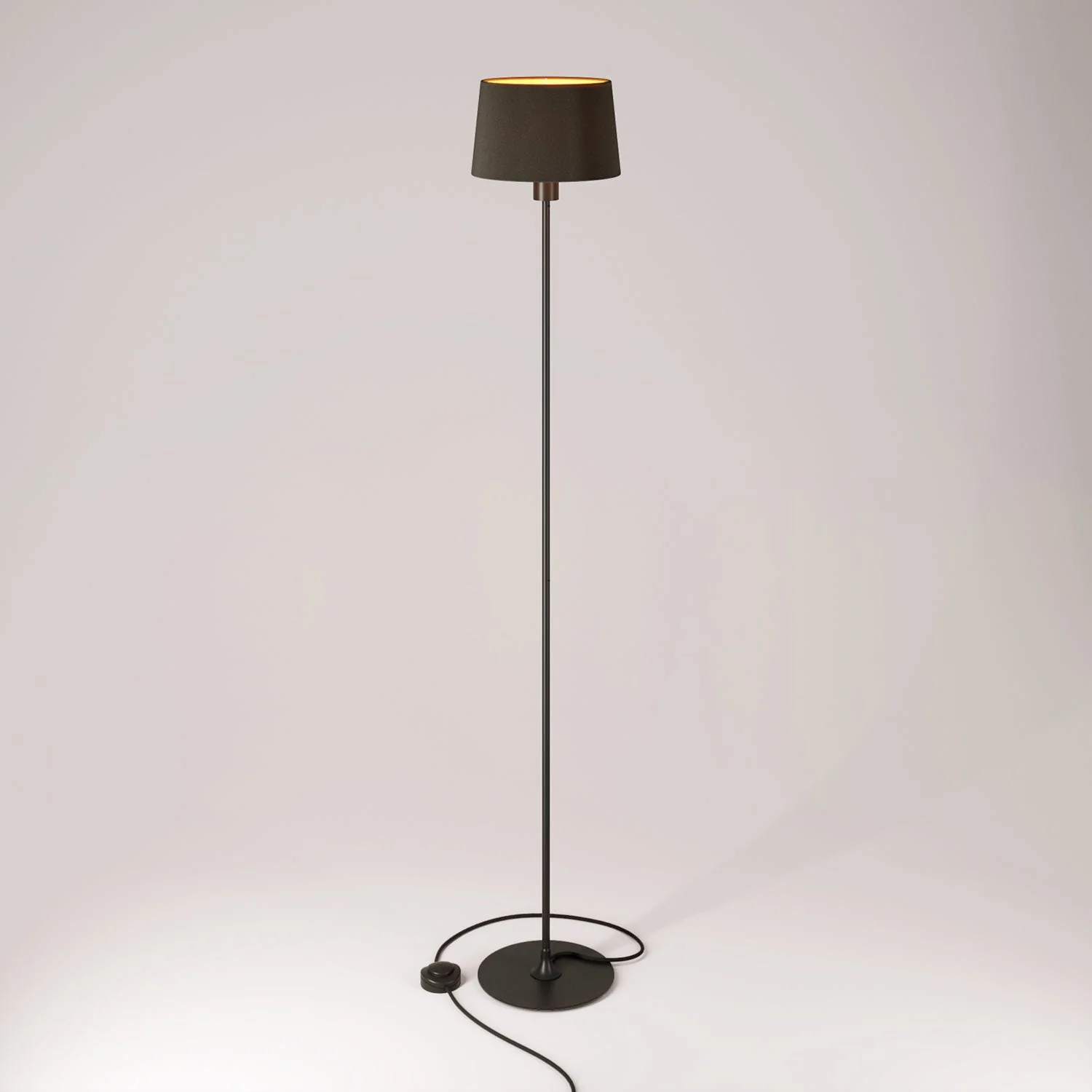 Stehlampe MAG-Y mit rundem Metallfuß, Athena-Lampenschirm und UK-Stecker – Schwarz