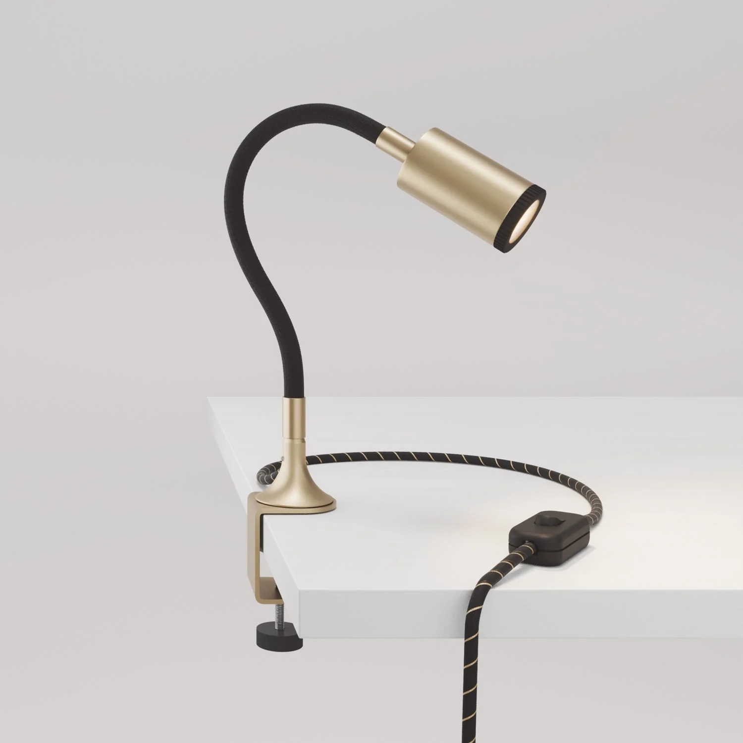Schwenkbarer Spot MAG-Y mit Klemme und UK-Stecker – Satinbronze