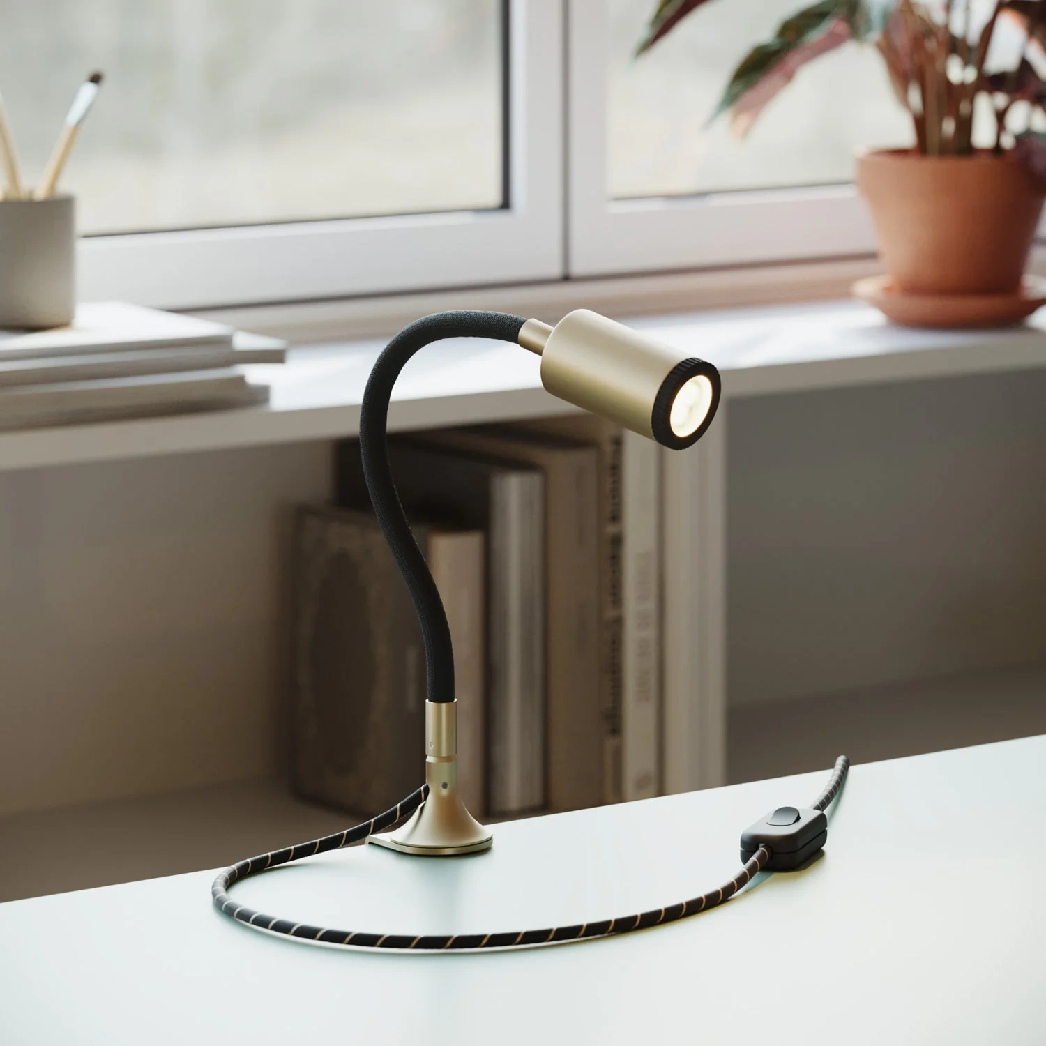 Schwenkbarer Spot MAG-Y mit Klemme und UK-Stecker – Satinbronze - Image 2