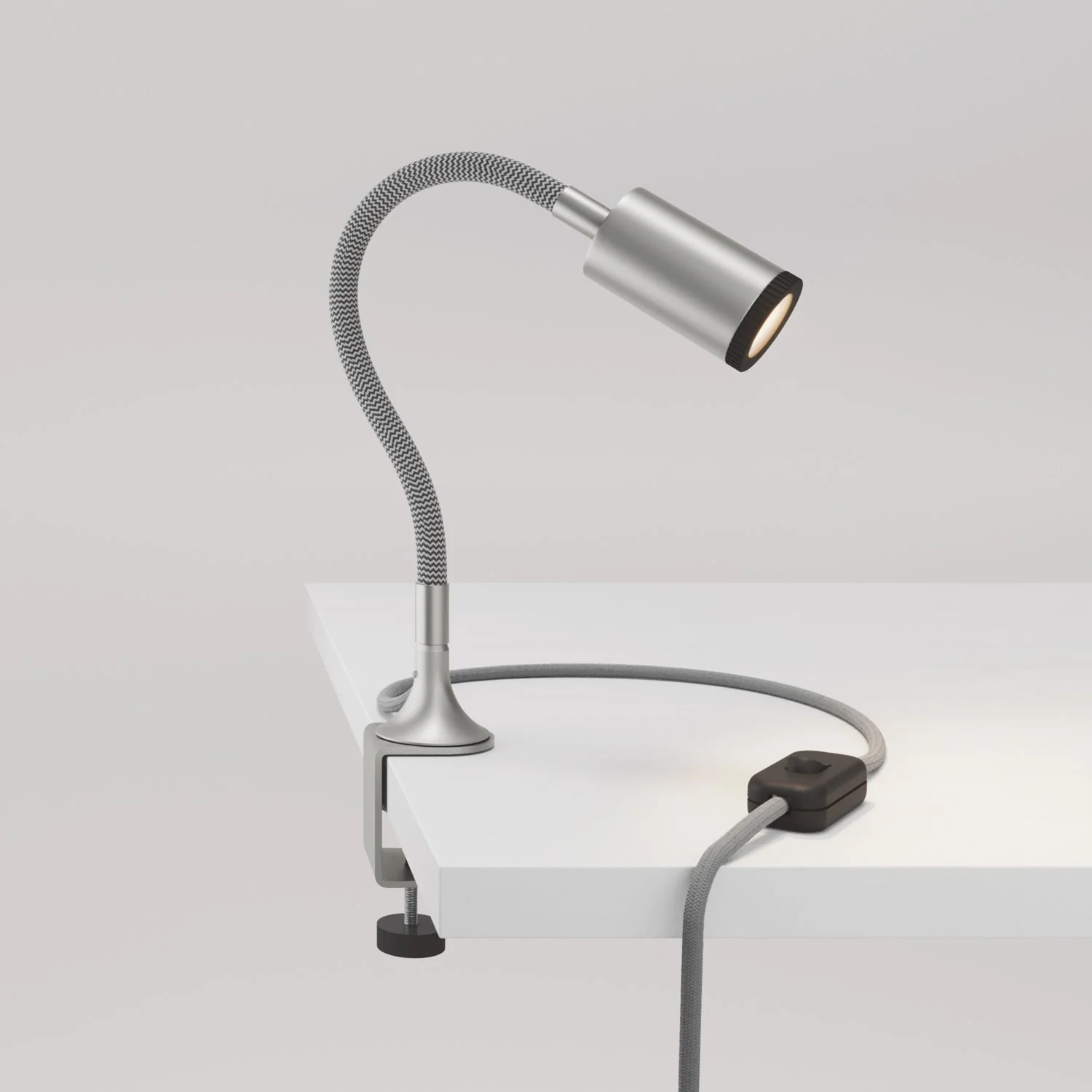 Schwenkbarer MAG-Y-Spot mit Klammer und UK-Stecker – Satin-Titan