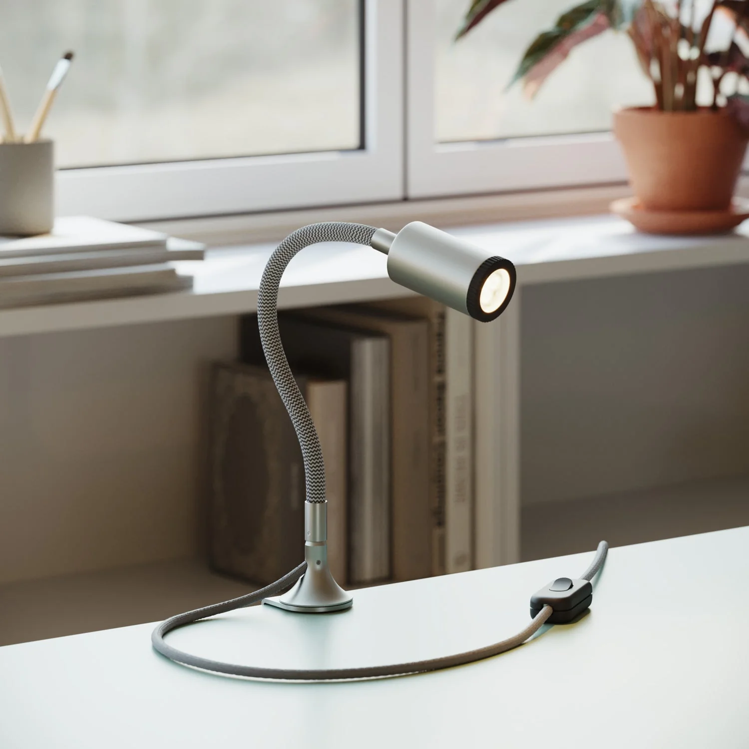 Schwenkbarer MAG-Y-Spot mit Klammer und UK-Stecker – Satin-Titan - Image 2